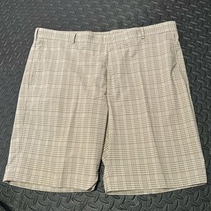 Walter Hagen Mens Sports Tan white shorts Size 42 waist, 95% Polyester.